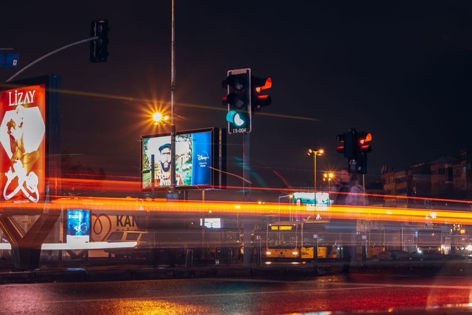 Jak wybrać producenta materiałów reklamowych kryteria, które chronią budżet małej i średniej firmy