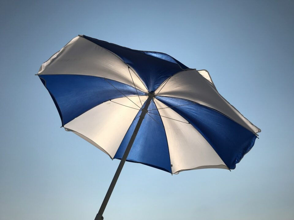 Kwadratowy parasol reklamowy z nadrukiem na czaszy, na stalowej podstawie