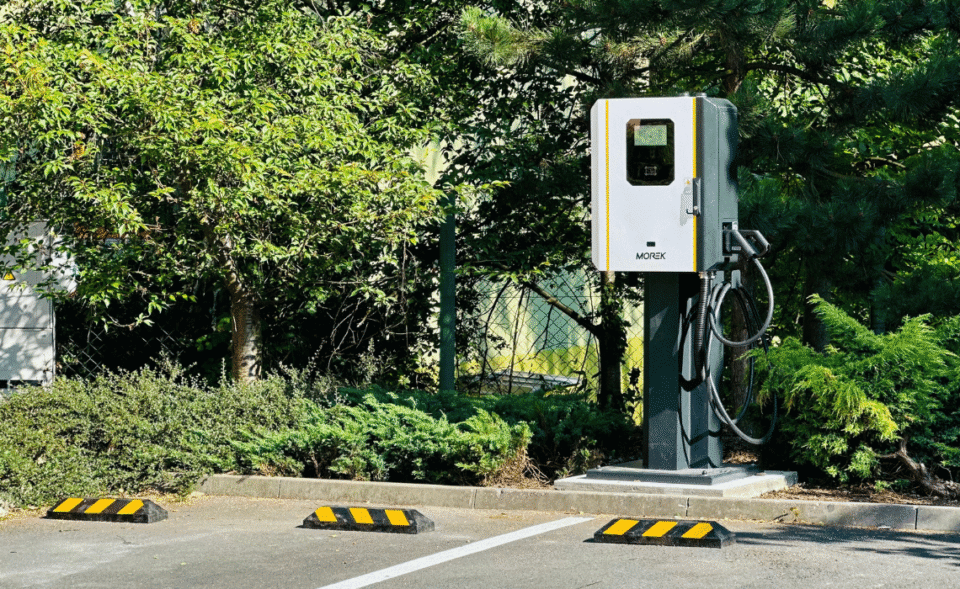 Stacja ładowania na parkingu firmowym. Jak zaplanować inwestycję, która nie będzie generować niepotrzebnych kosztów_